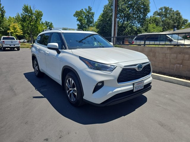 2023 Toyota Highlander Base in White — front three-quarter view