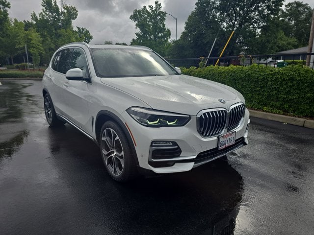 2019 BMW X5 xDrive40i in Mineral White Metallic — front three-quarter view
