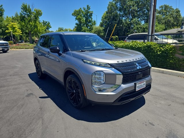 2022 Mitsubishi Outlander SE 2.5 2WD in Mercury Gray Metallic — front three-quarter view