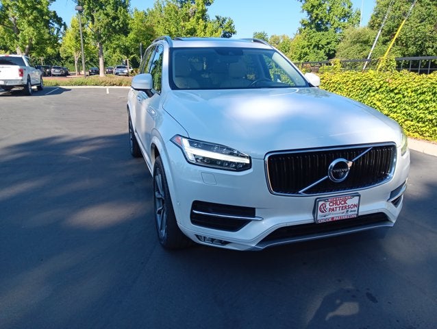 2018 Volvo XC90 T6 Momentum in Ice White — front three-quarter view